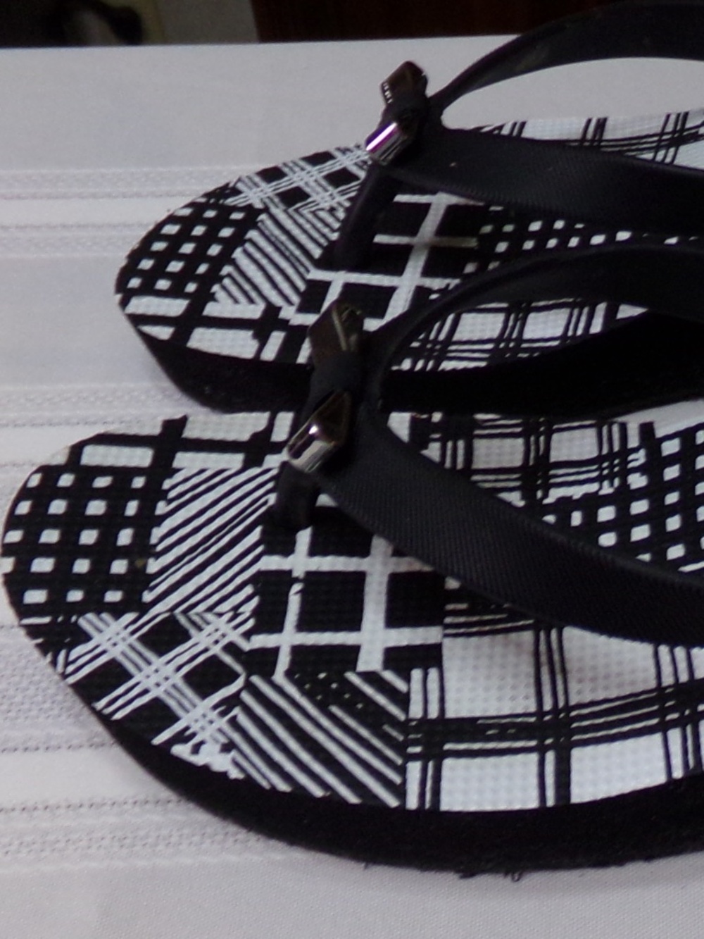 NWOB Coach New York Geometric Graphic Print Thong Bow Wedge Sandal Blk/Wh SzUS 7 - Picture 8 of 14